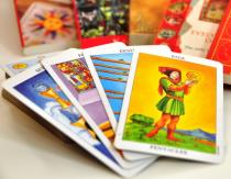 La bonne aventure avec les cartes et les mises en page de tarot