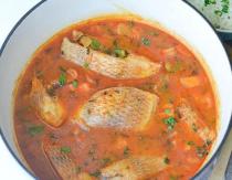 Pescado guisado con zanahoria y cebolla.