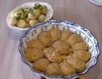 Escalopes de poulet hachées à la vapeur dans une casserole