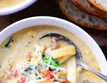 Sopa de aletria e salsicha Sopa instantânea de macarrão com salsicha