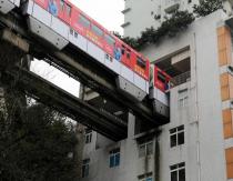 Un miracle de l'architecture chinoise - un monorail à travers un immeuble résidentiel de la ville de Chongqing