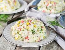 Ensalada con palitos de cangrejo: contenido calórico y valor nutricional del plato.