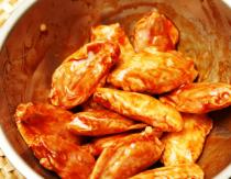 Baked chicken wings in spicy soy-honey sauce