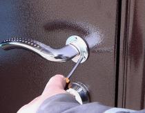 Choosing and installing a metal front door with your own hands